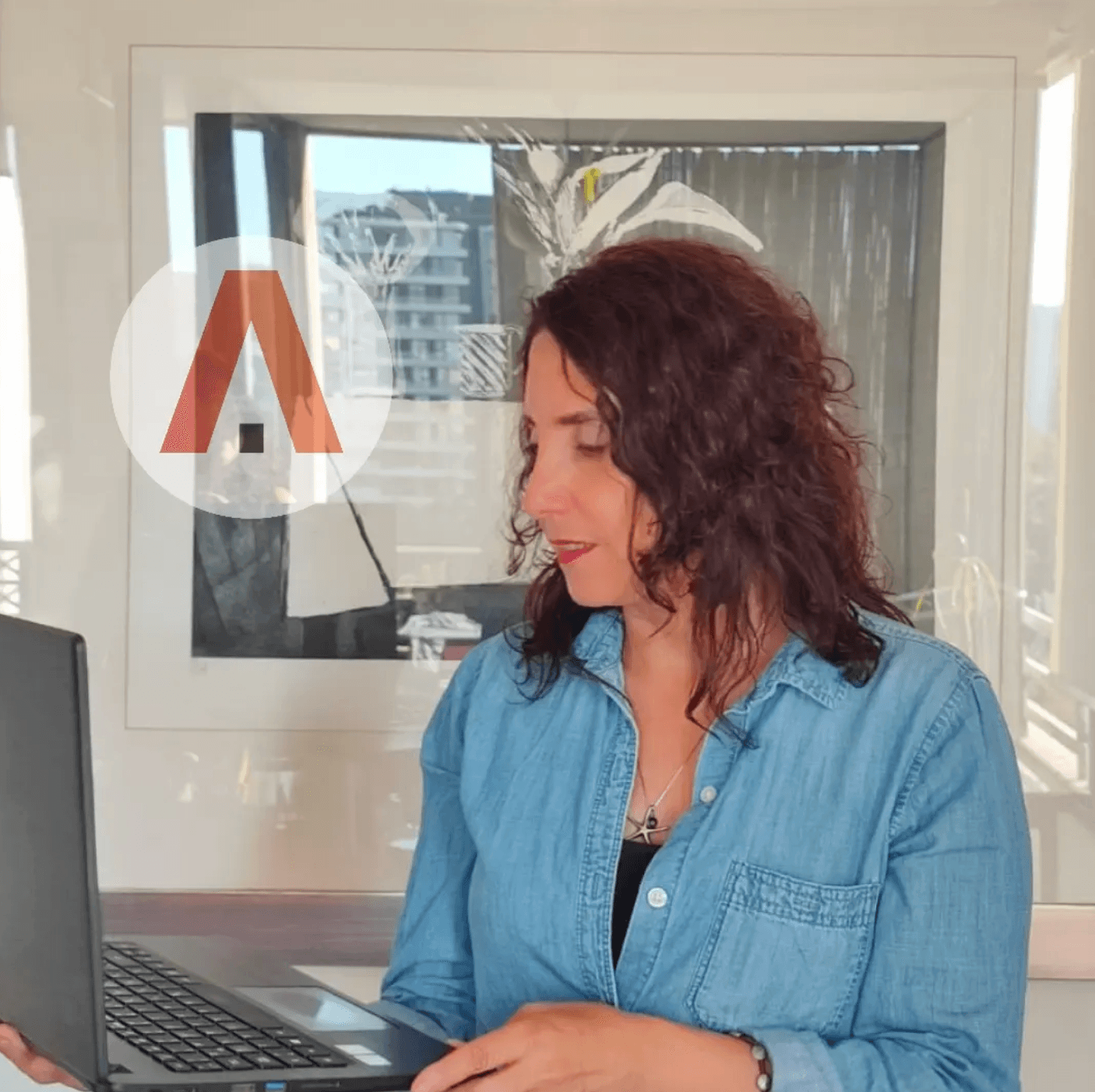 Paola Alamo Jadue trabajando en gestión inmobiliaria para Alamo Propiedades